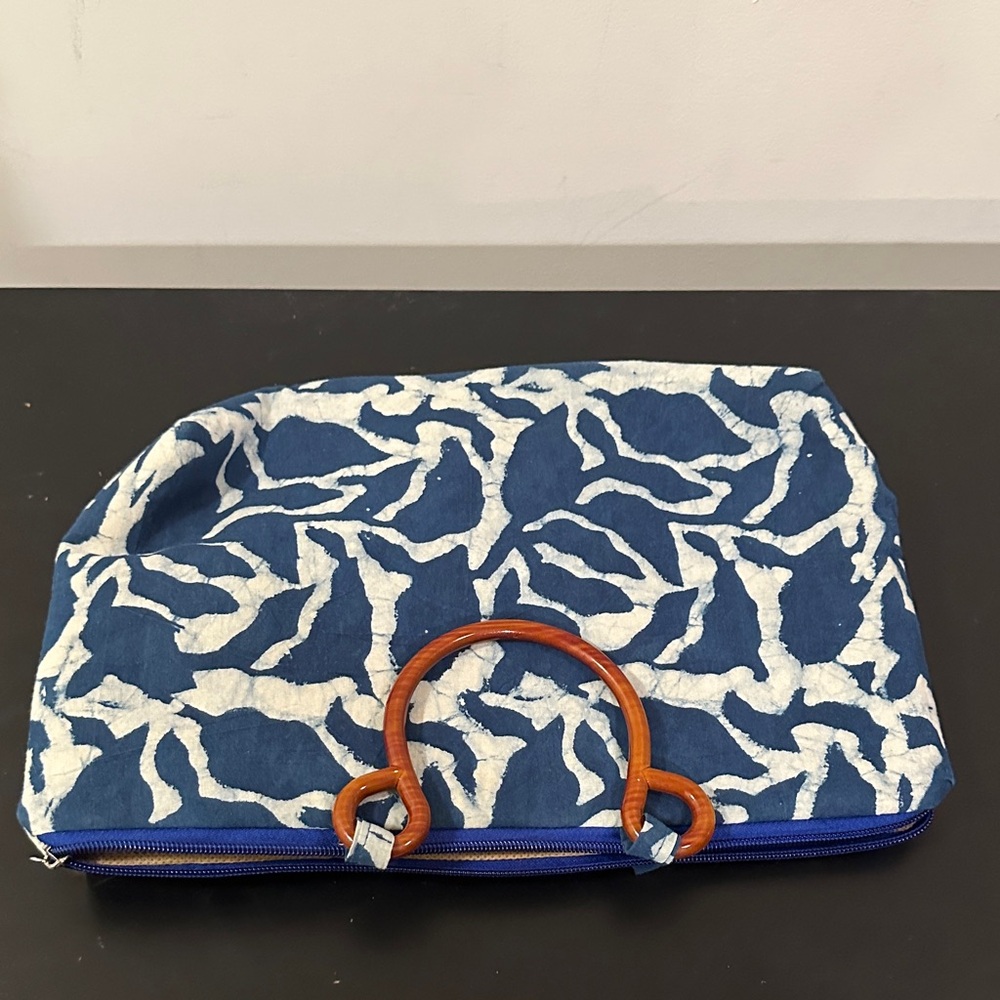 Blue and White Patterned Women's Bag with Wooden Handles - Picture 6 of 6